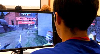 一个学生玩电子游戏的画面. 